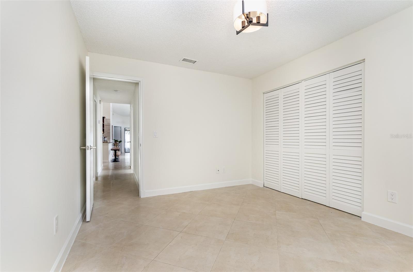 100 LAKEPOINTE CIR