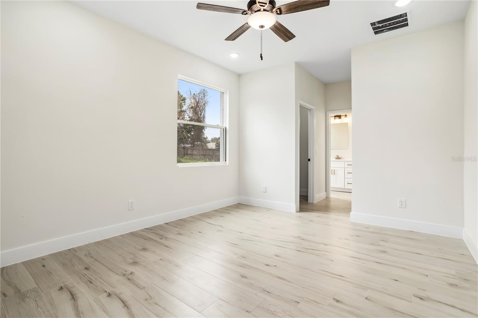 833 S HANCOCK DR