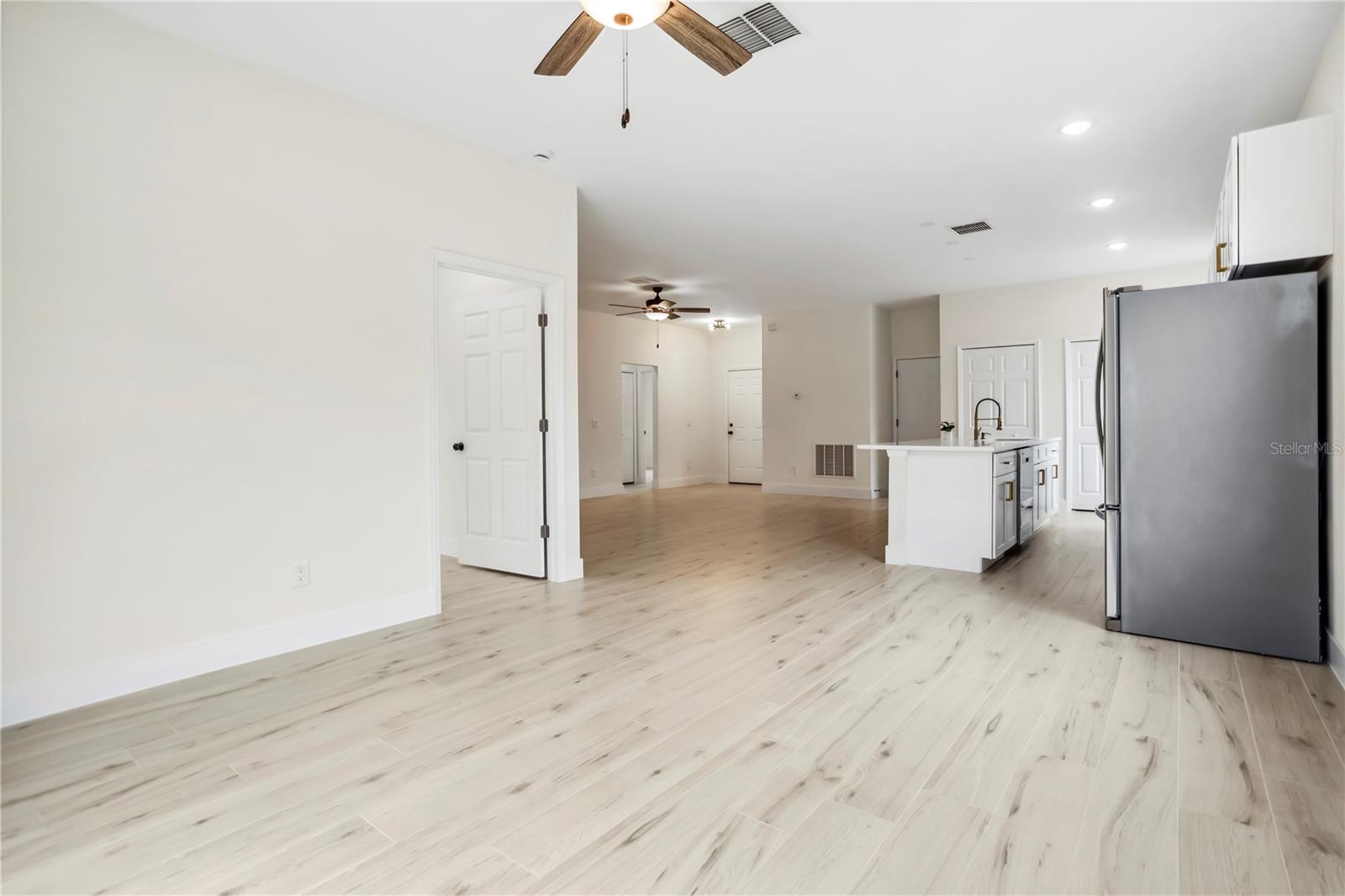 833 S HANCOCK DR