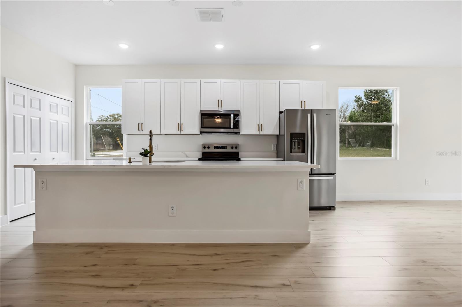 833 S HANCOCK DR
