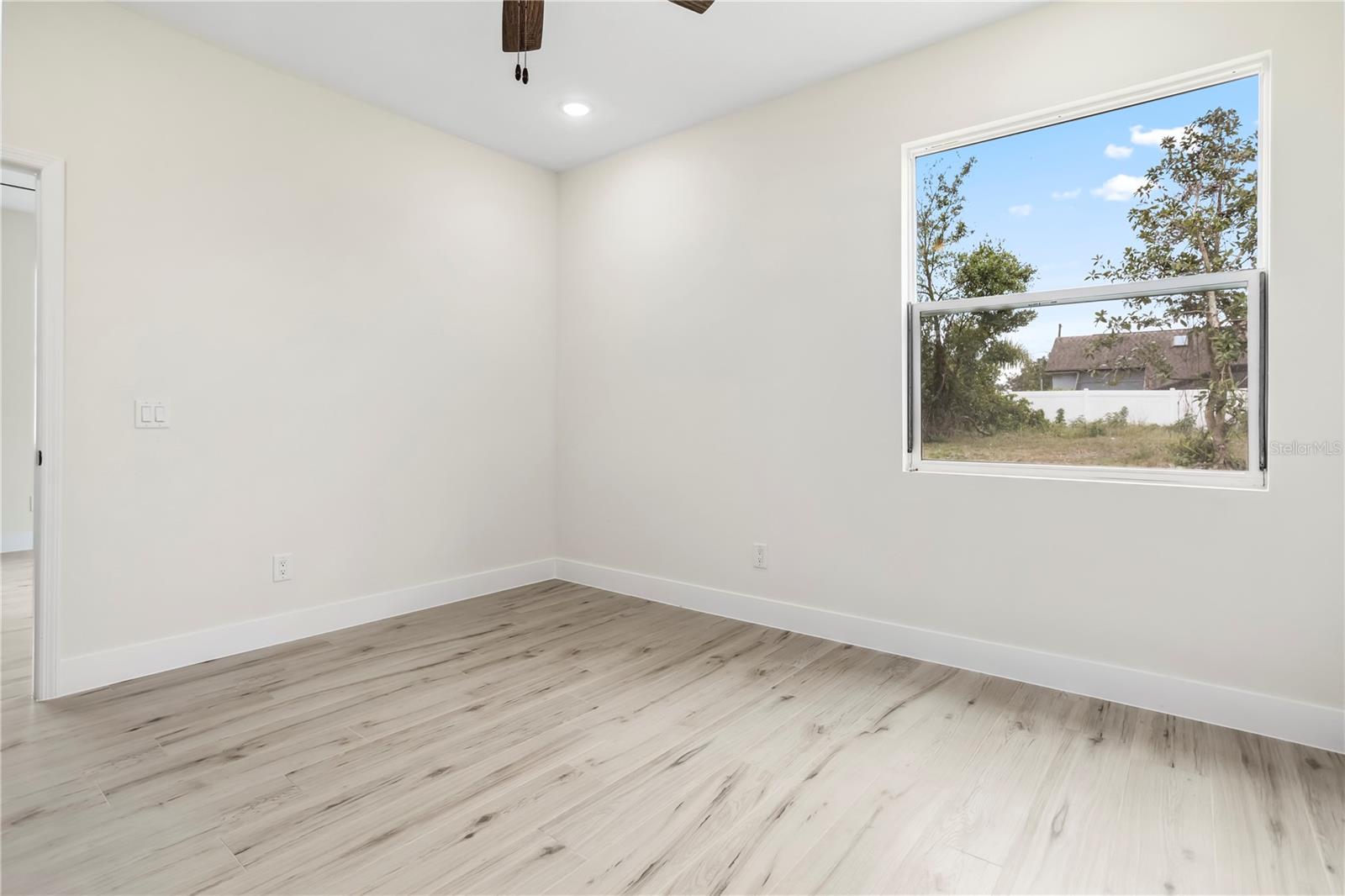 833 S HANCOCK DR
