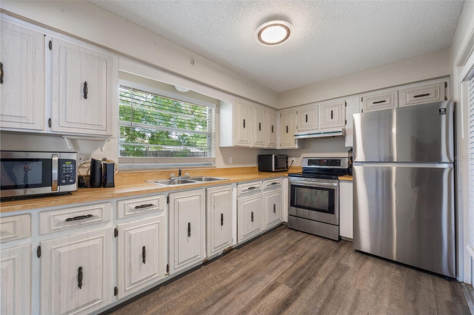 1198 E HANCOCK DR