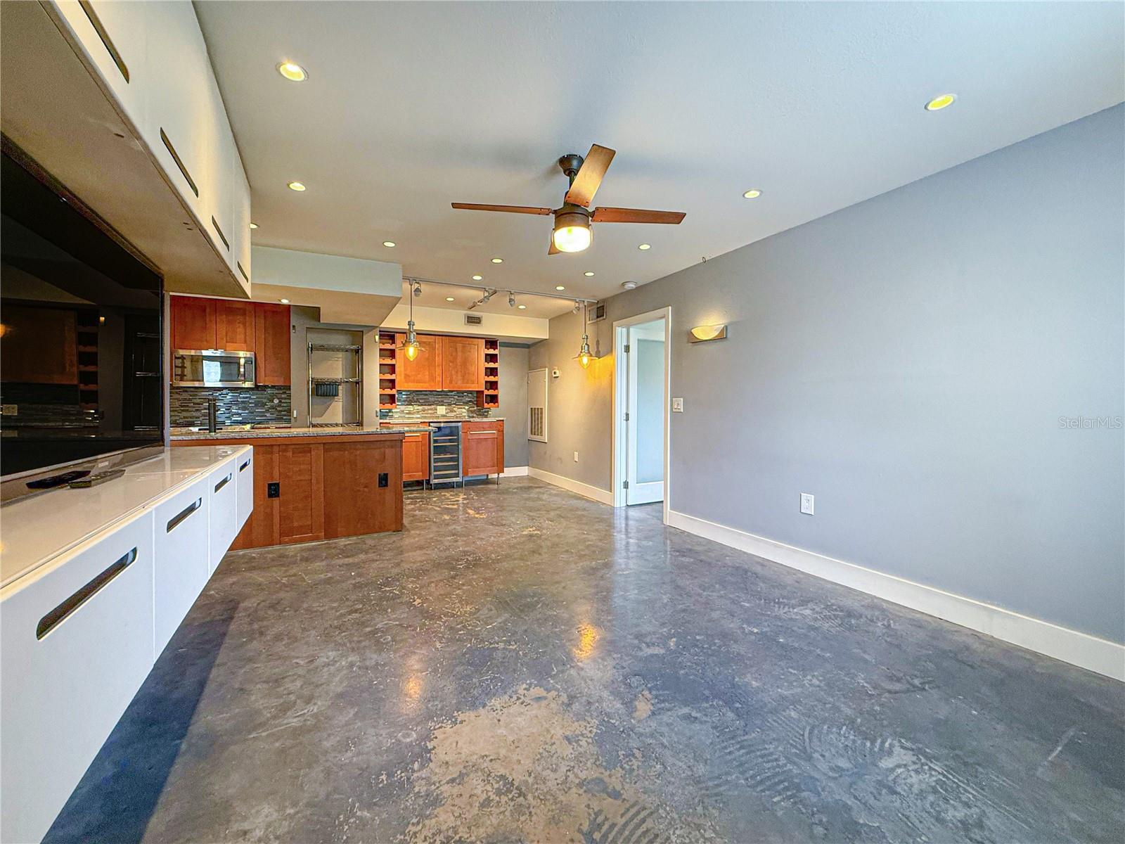 3034 PARKWAY BLVD #102