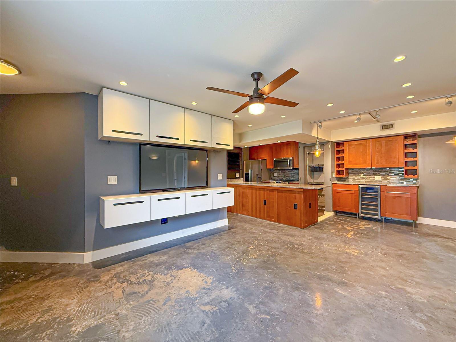 3034 PARKWAY BLVD #102