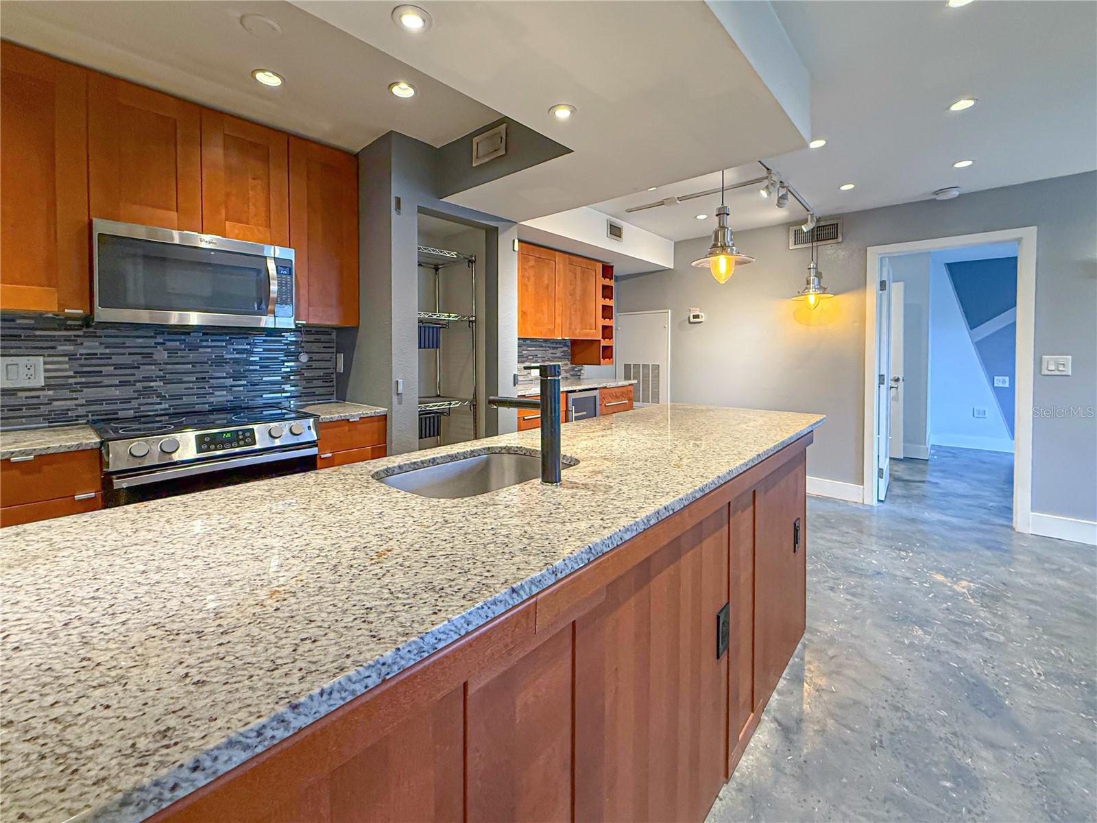 3034 PARKWAY BLVD #102