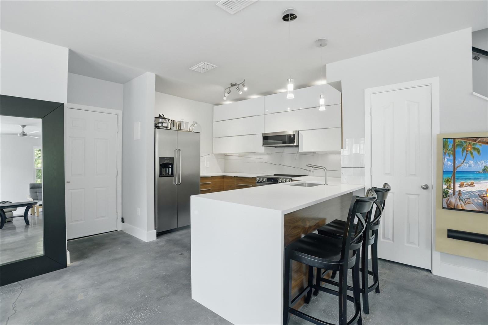 734 CENTERVALE DR #734