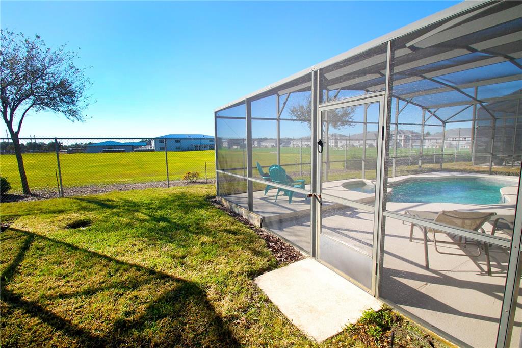 536 HENLEY CIR