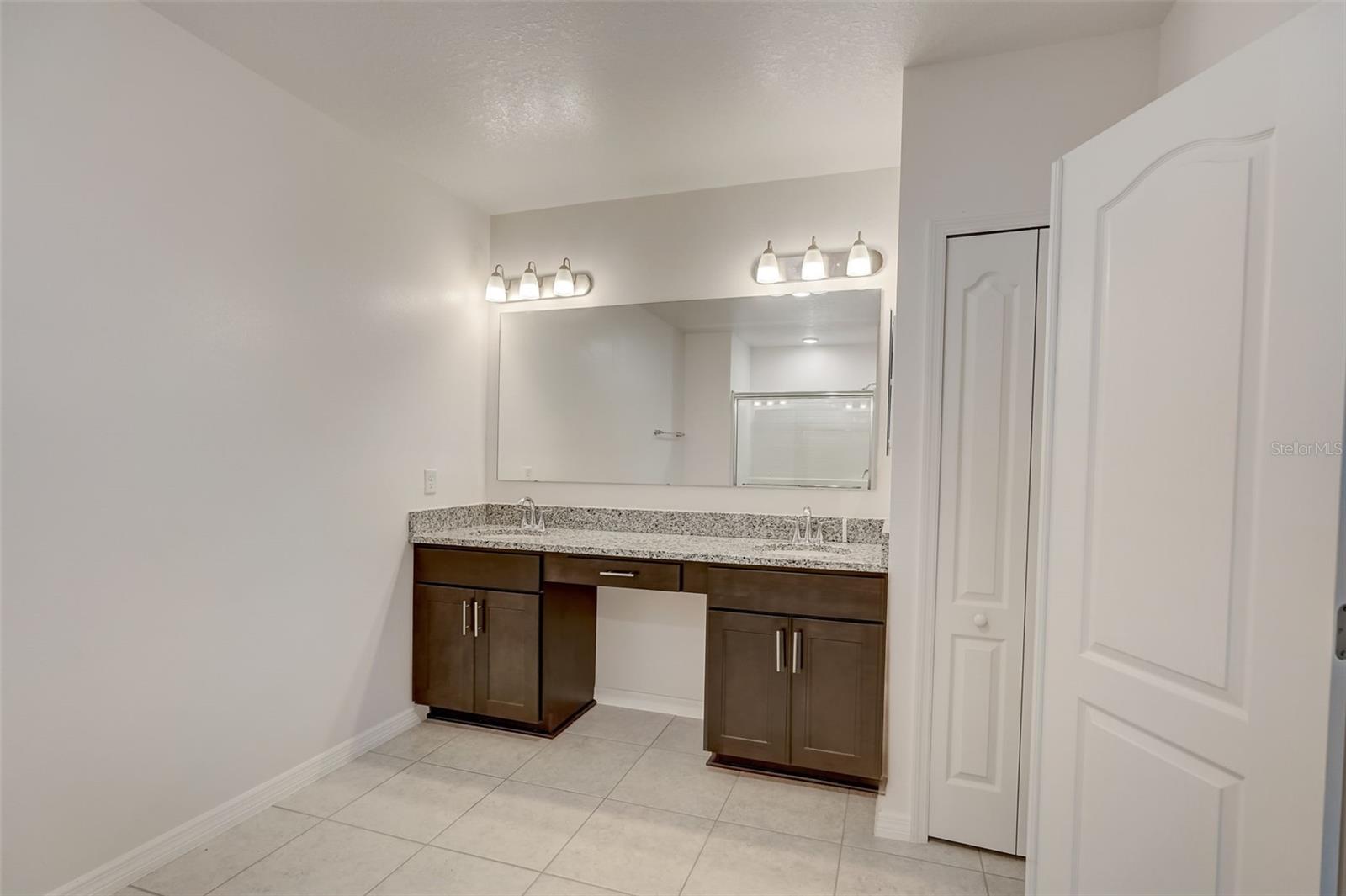 1119 OAK BLUFF DR