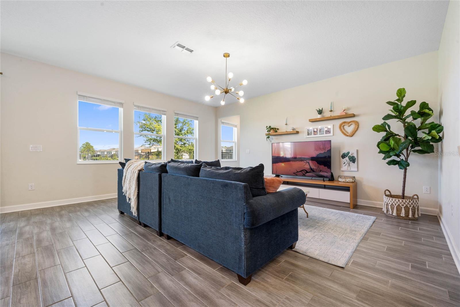 2119 CAMDEN LOOP