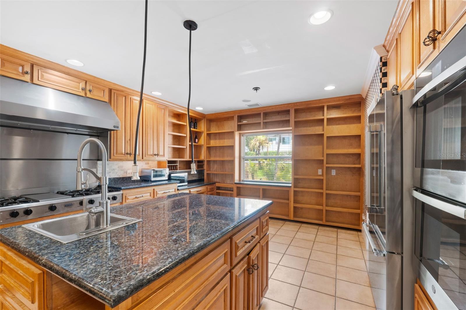 1121 SUNSET DR