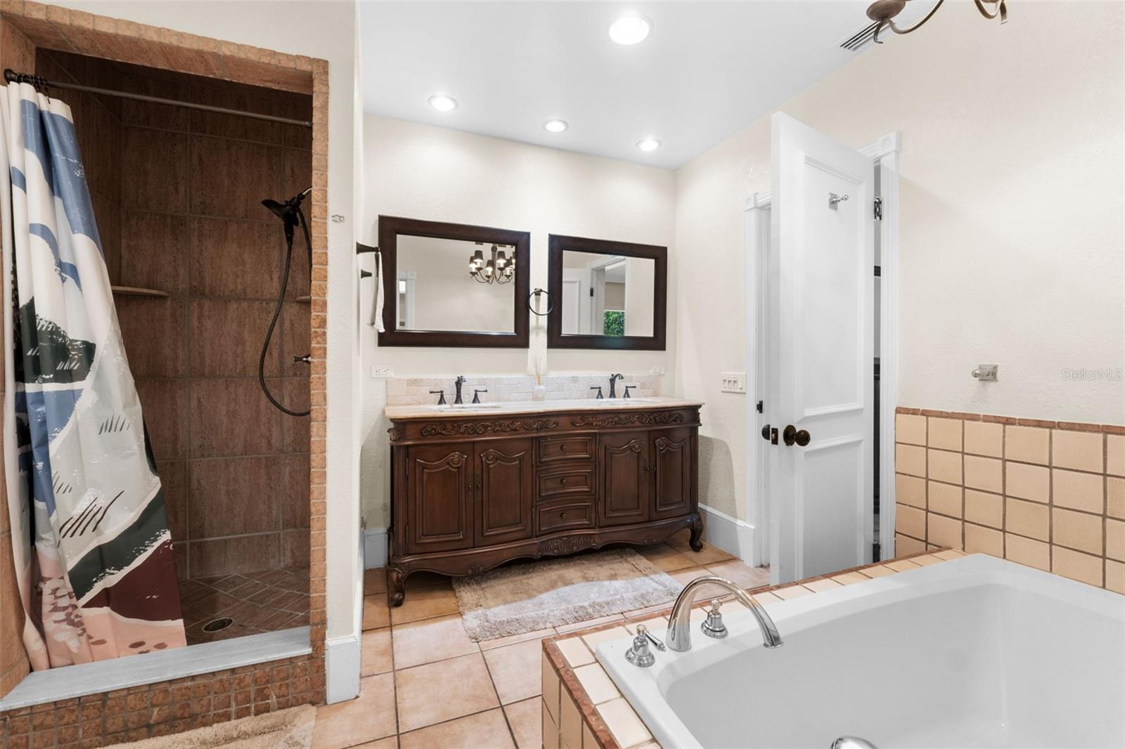1121 SUNSET DR