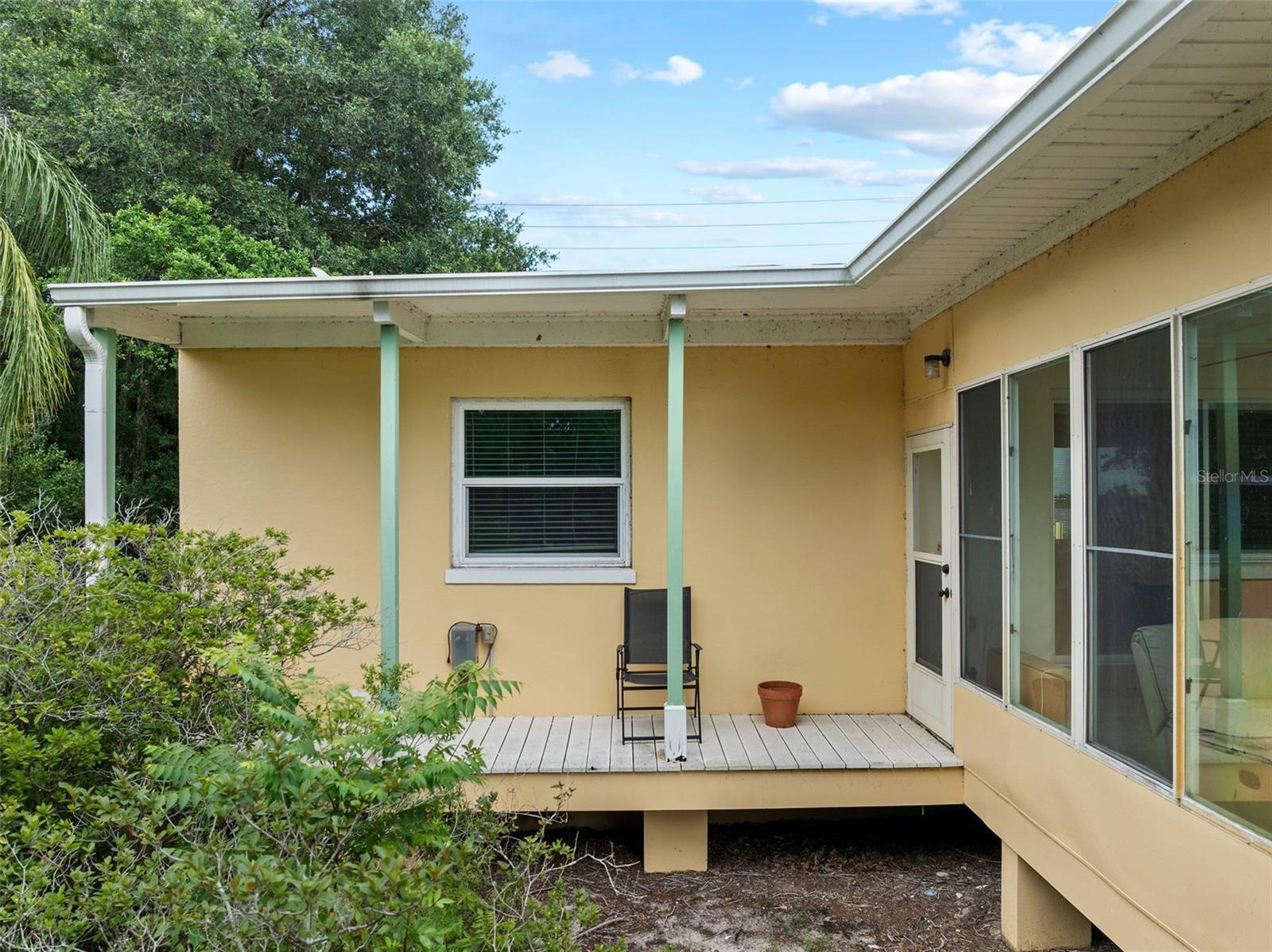 1121 SUNSET DR