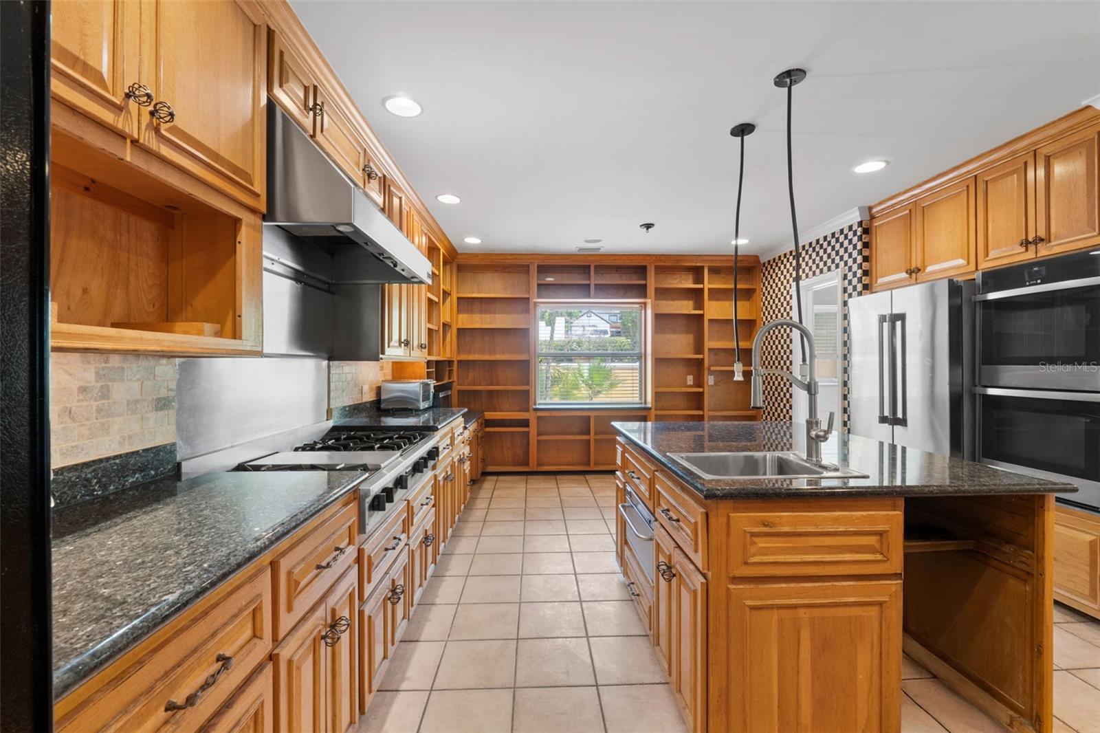 1121 SUNSET DR