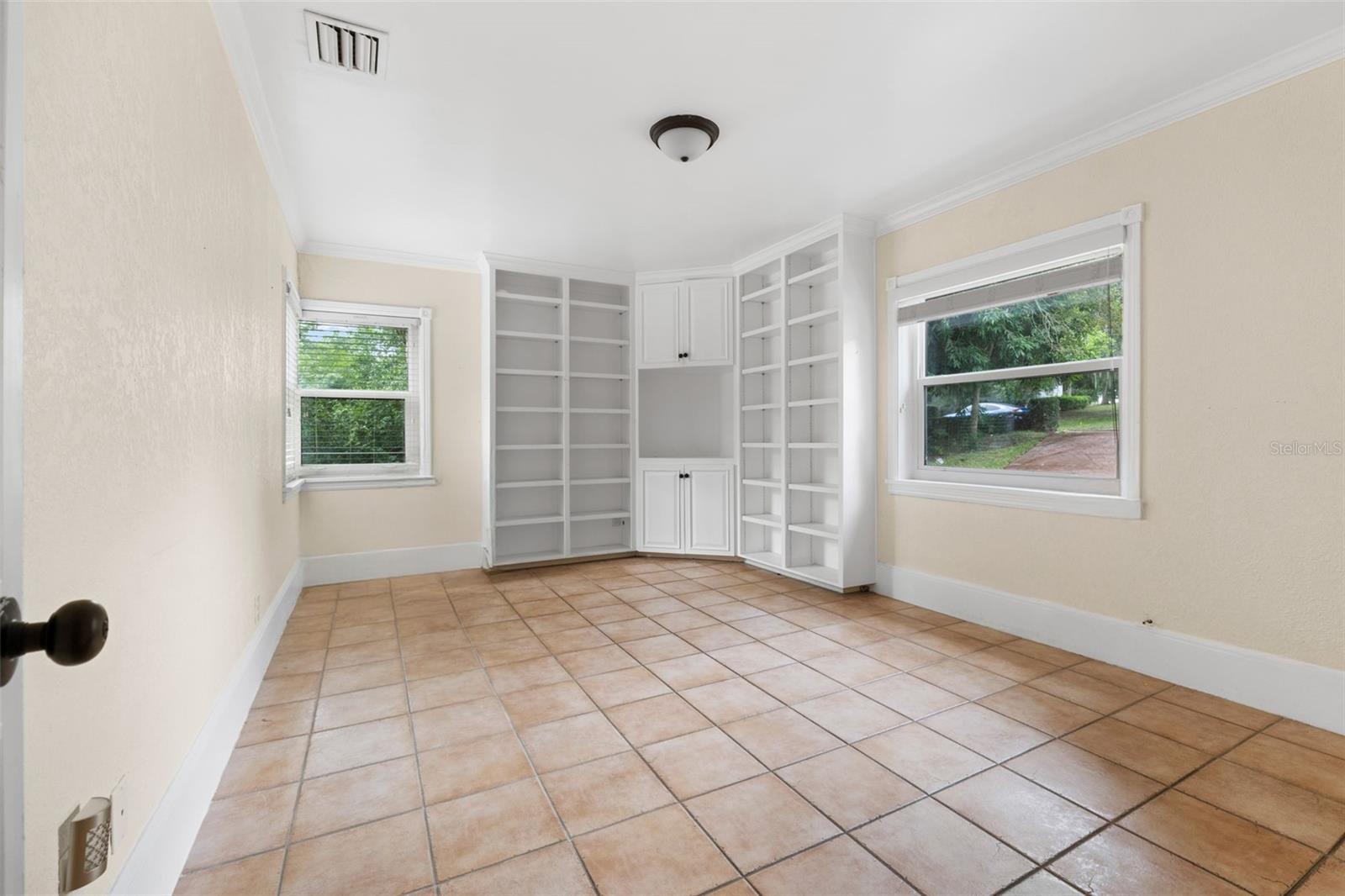 1121 SUNSET DR