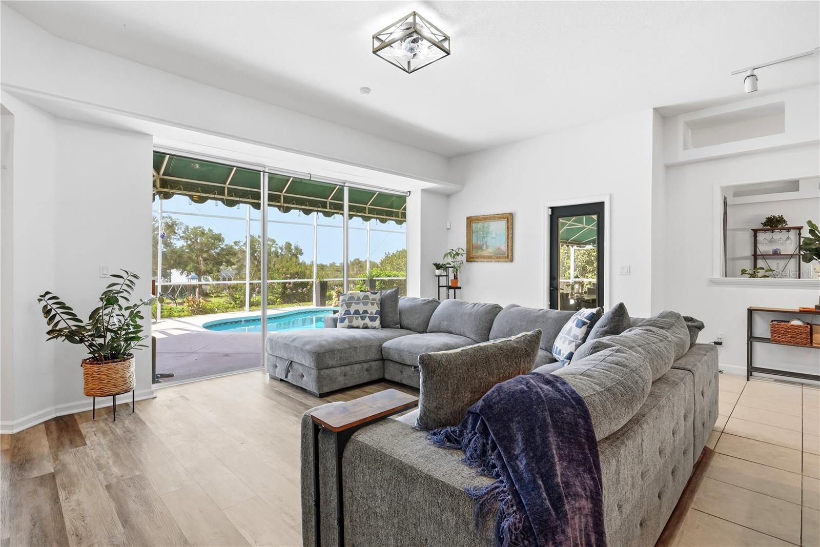 13706 VIA ROMA CIR