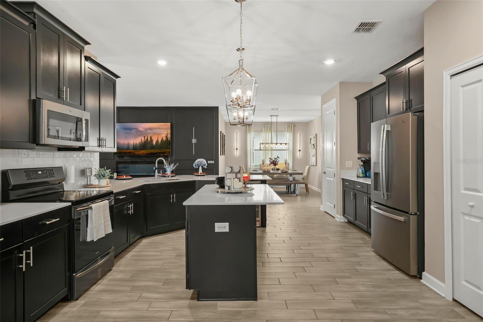 2537 CAMDEN PARK CIR