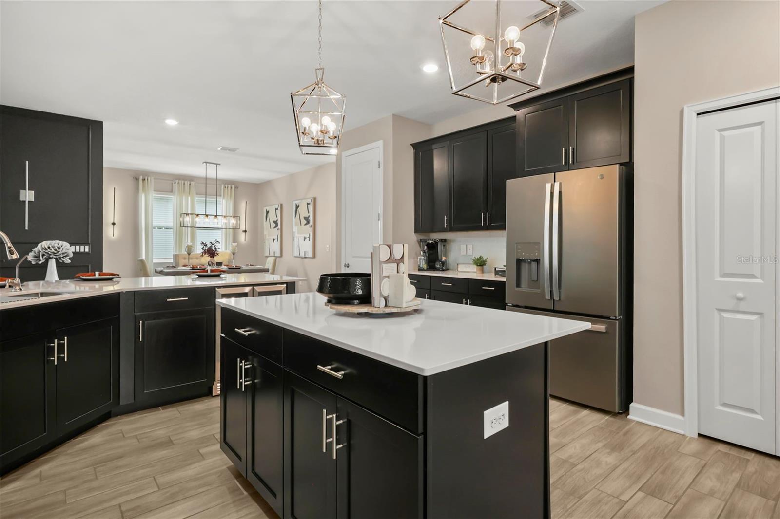 2537 CAMDEN PARK CIR