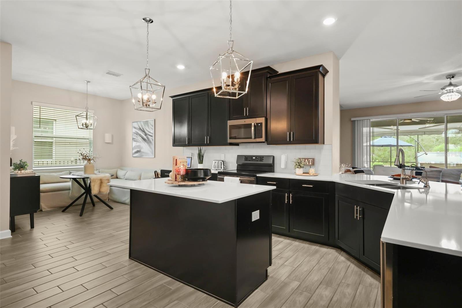2537 CAMDEN PARK CIR