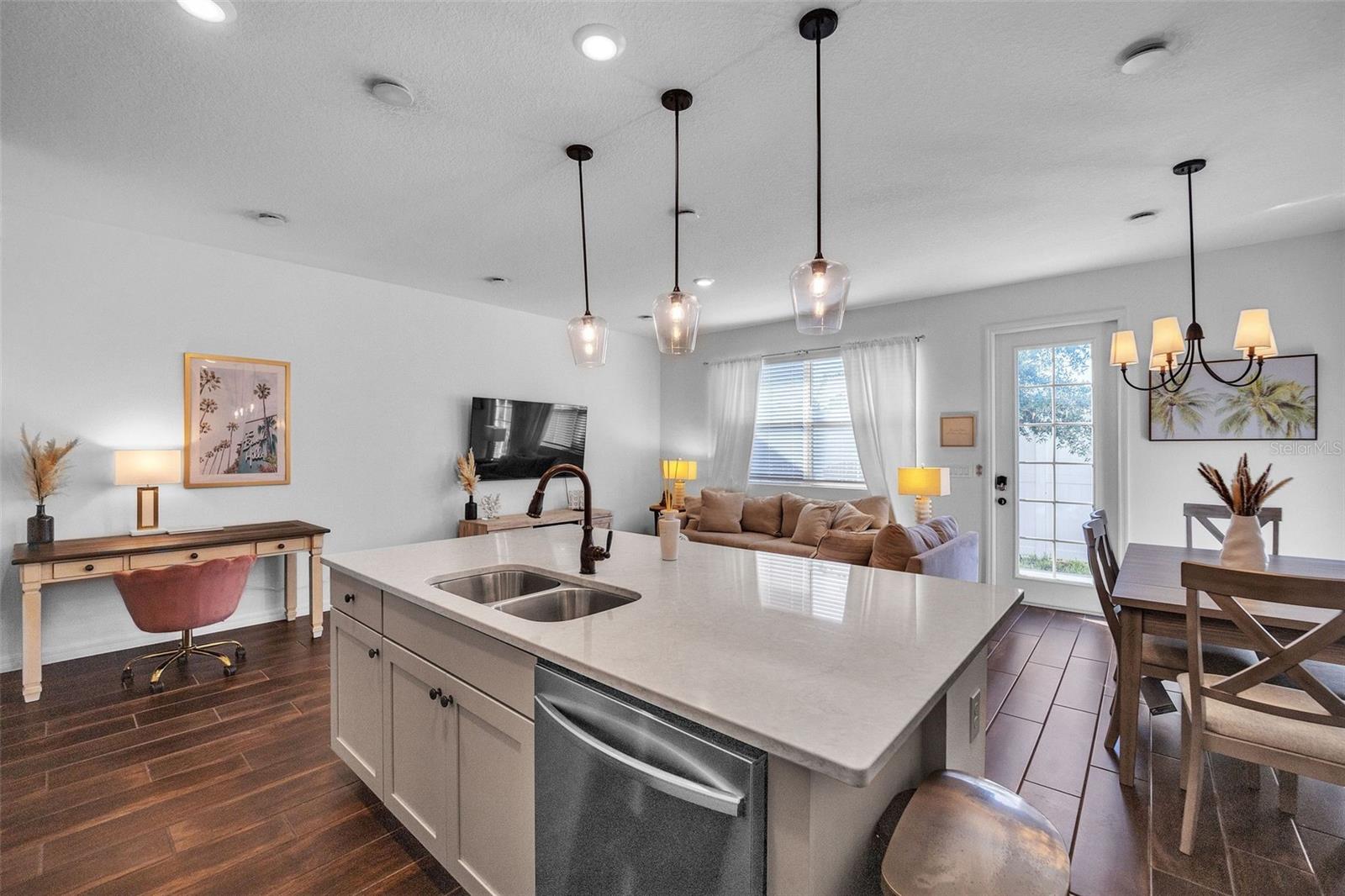 823 LONGBOAT DR