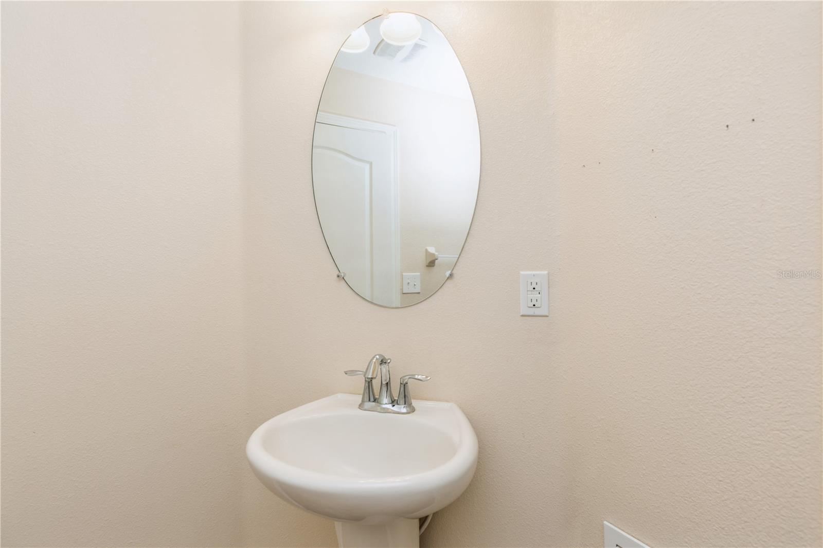 9860 TRUMPET VINE LOOP