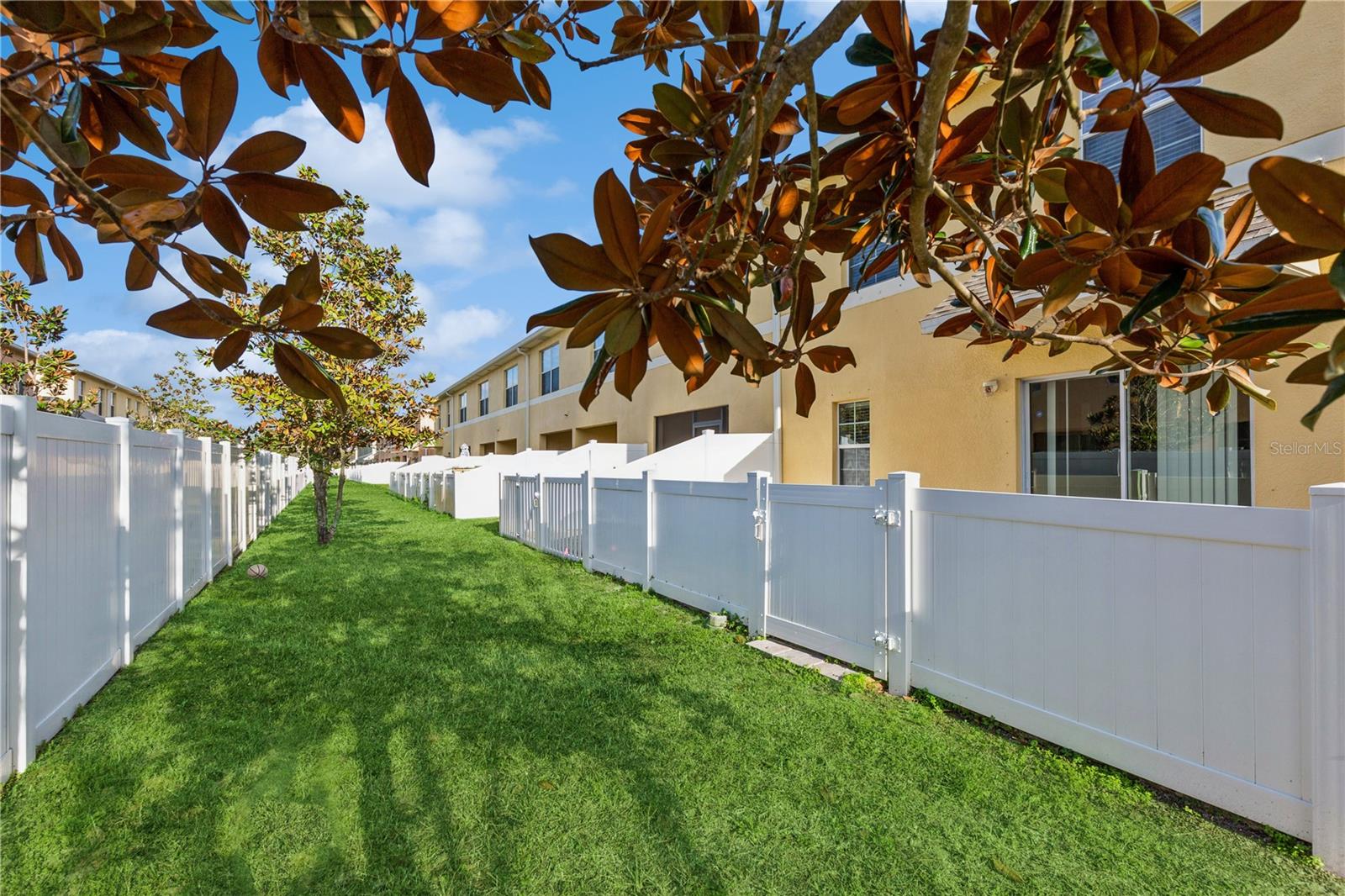 9860 TRUMPET VINE LOOP