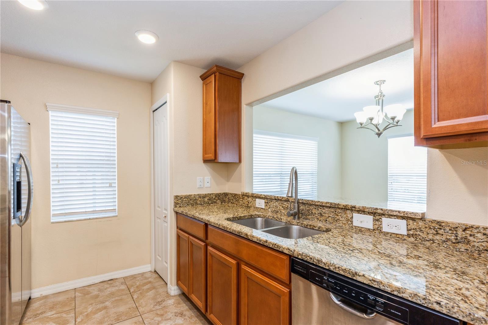 9860 TRUMPET VINE LOOP