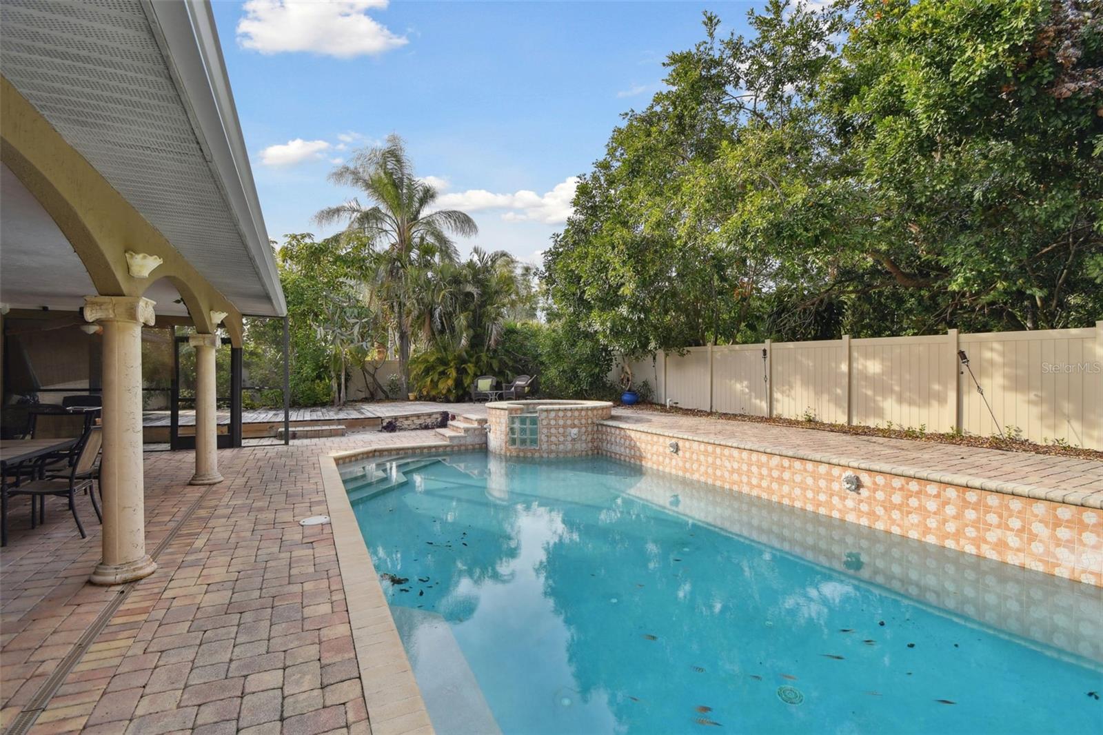 775 ROLLING HILLS DR