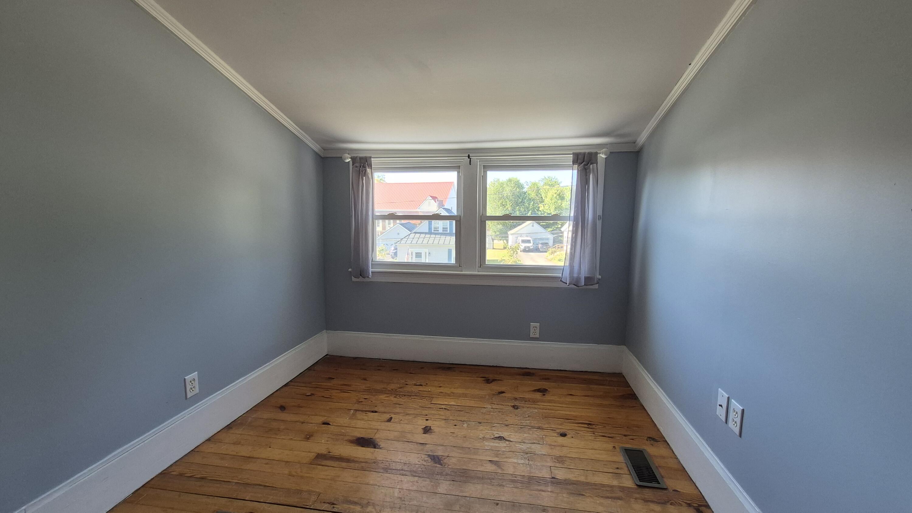 8 Woodman Avenue