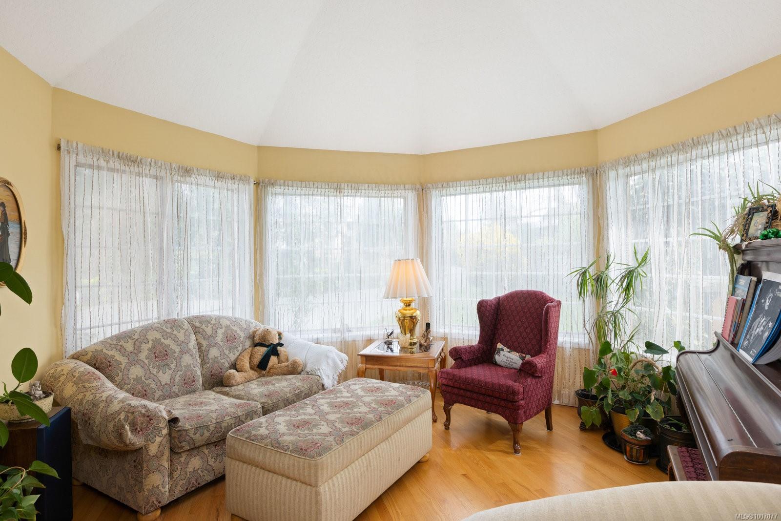 2832 Cadboro Bay Rd