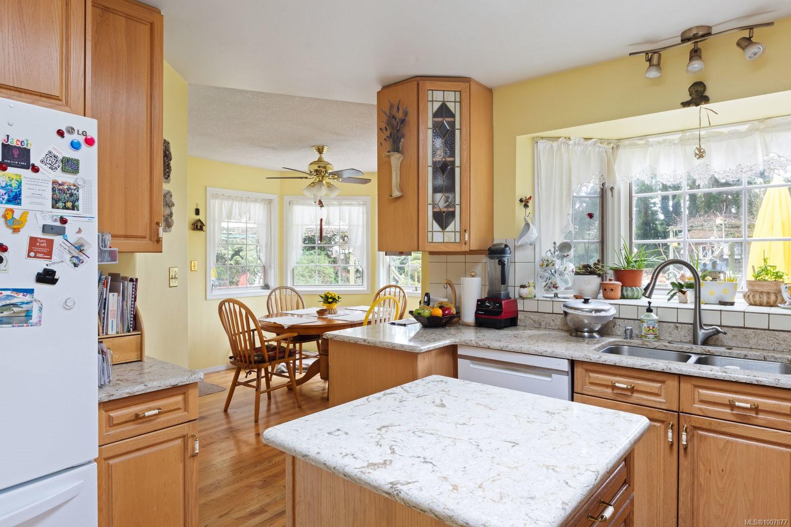 2832 Cadboro Bay Rd