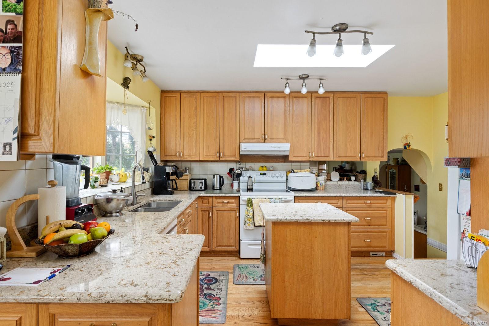 2832 Cadboro Bay Rd