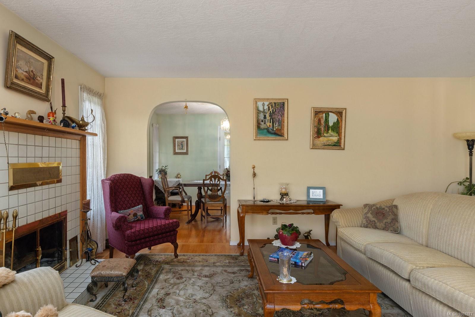 2832 Cadboro Bay Rd