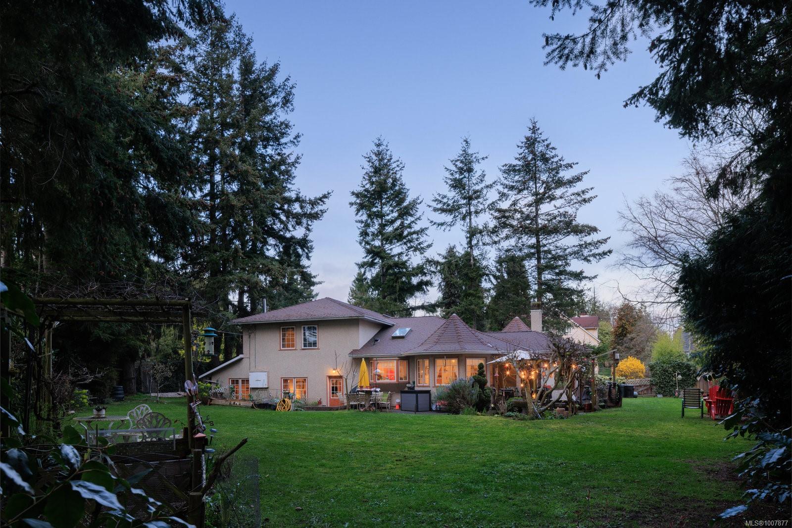 2832 Cadboro Bay Rd