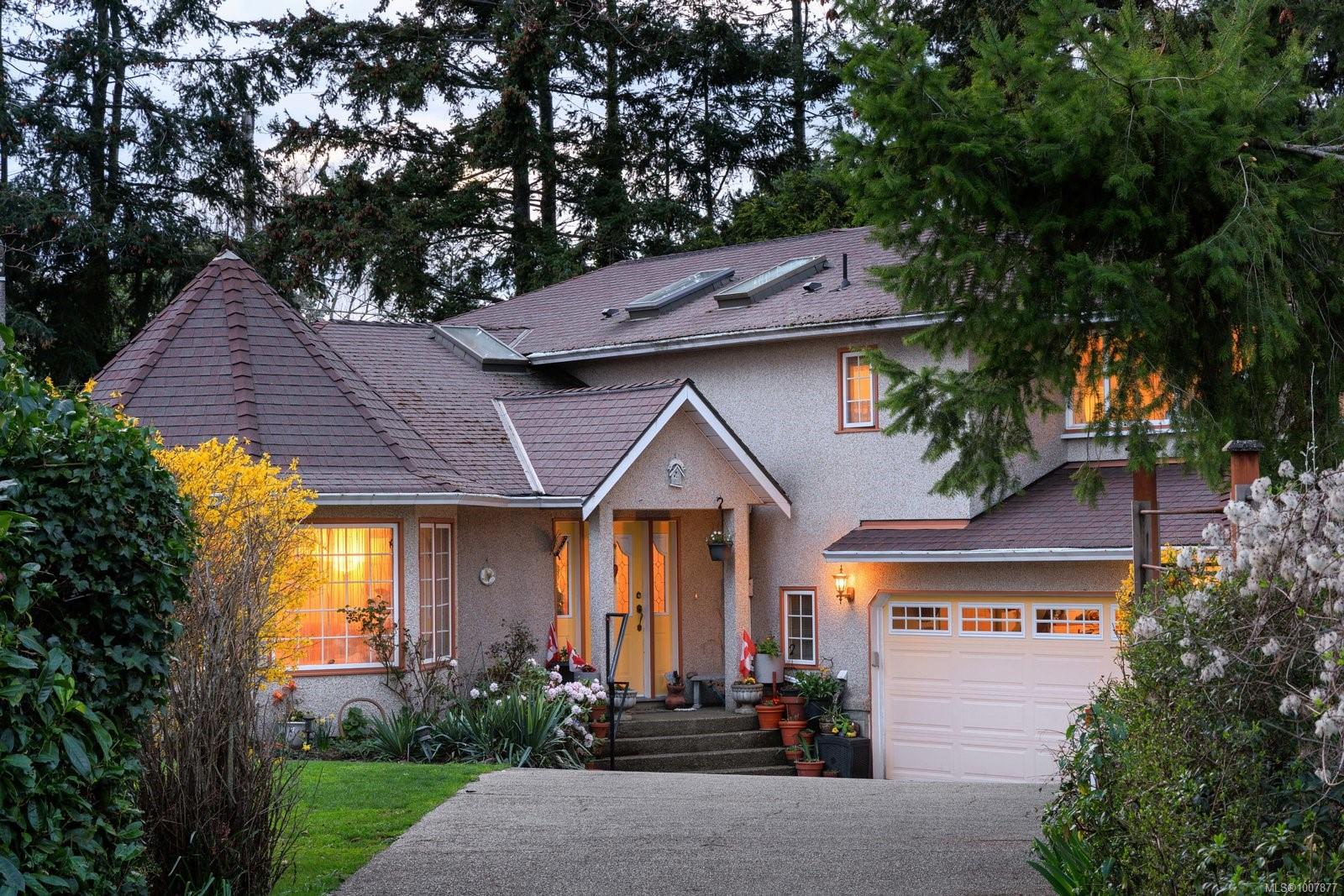 2832 Cadboro Bay Rd