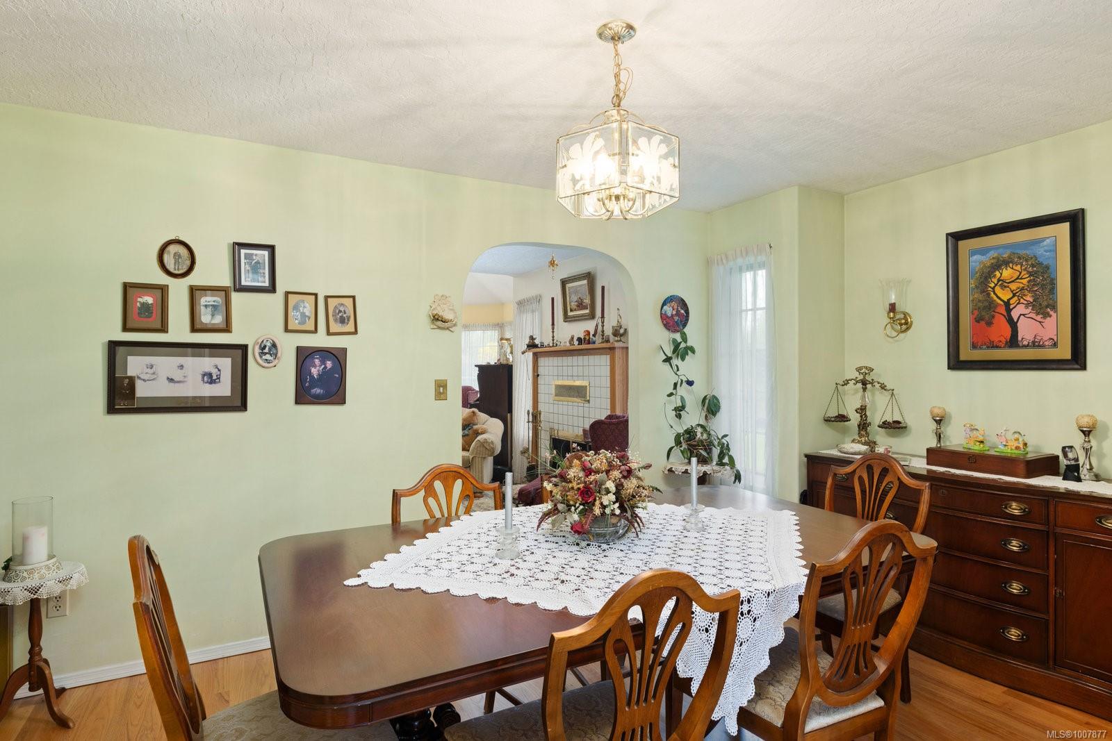 2832 Cadboro Bay Rd
