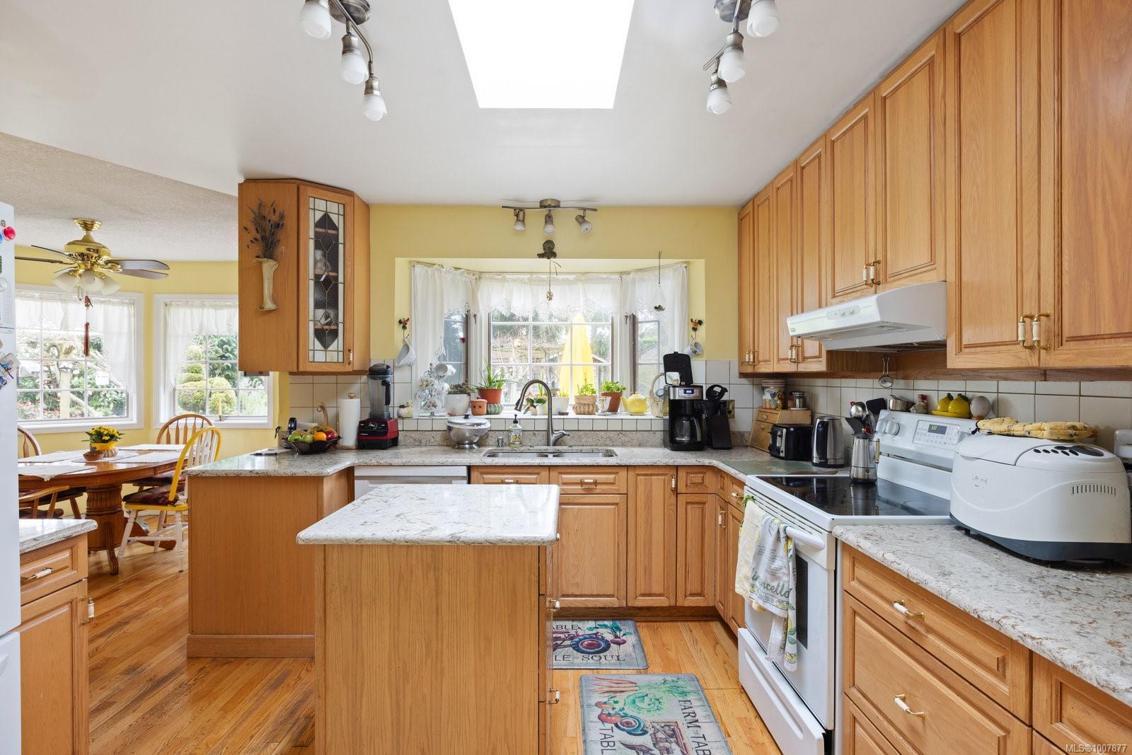 2832 Cadboro Bay Rd