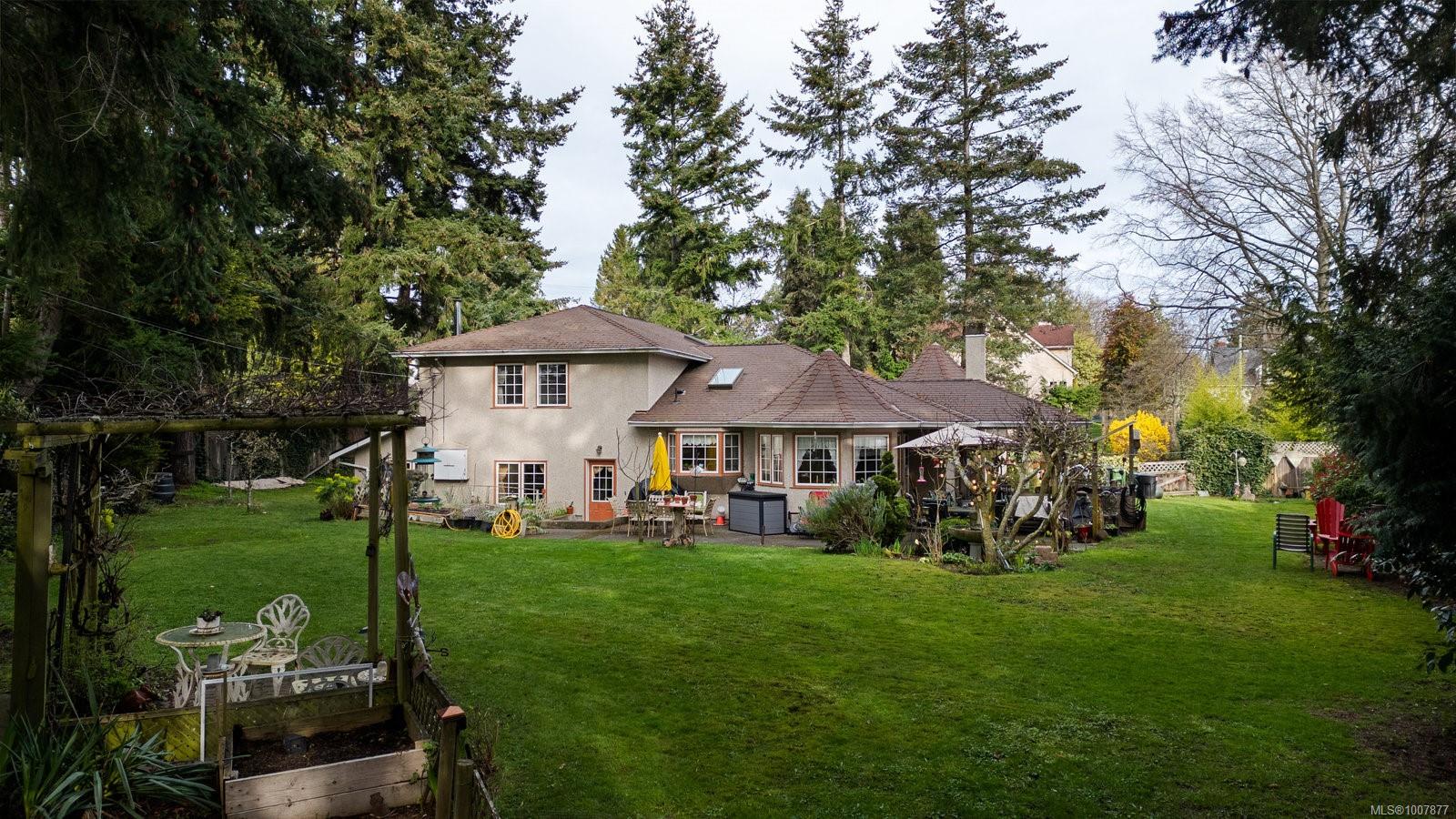 2832 Cadboro Bay Rd
