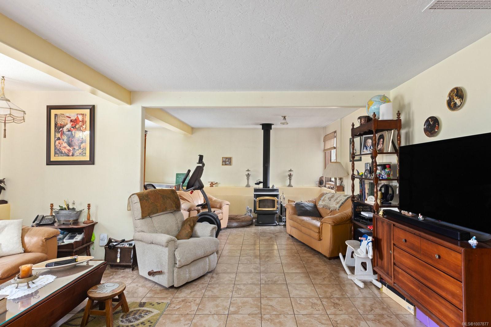 2832 Cadboro Bay Rd