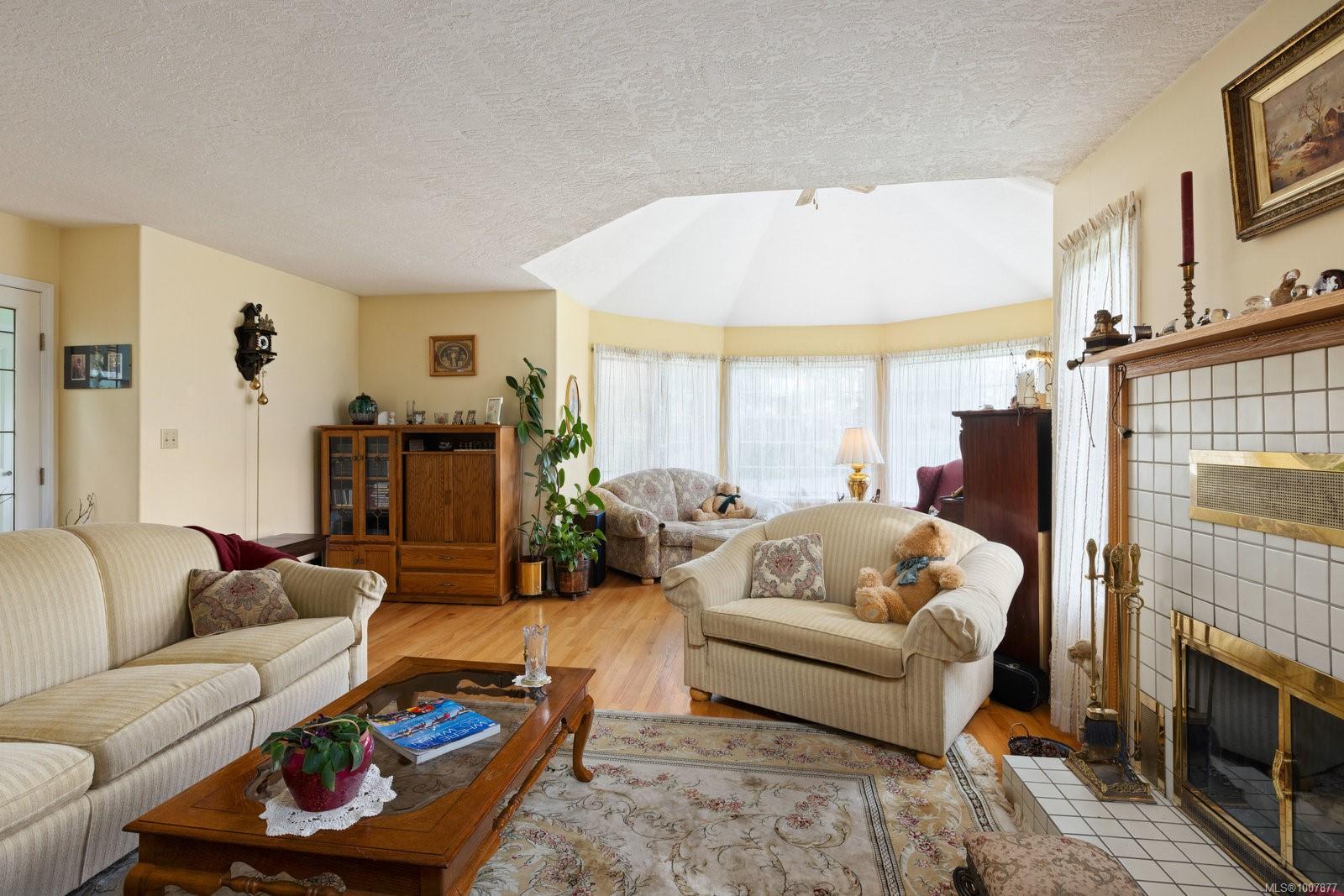 2832 Cadboro Bay Rd