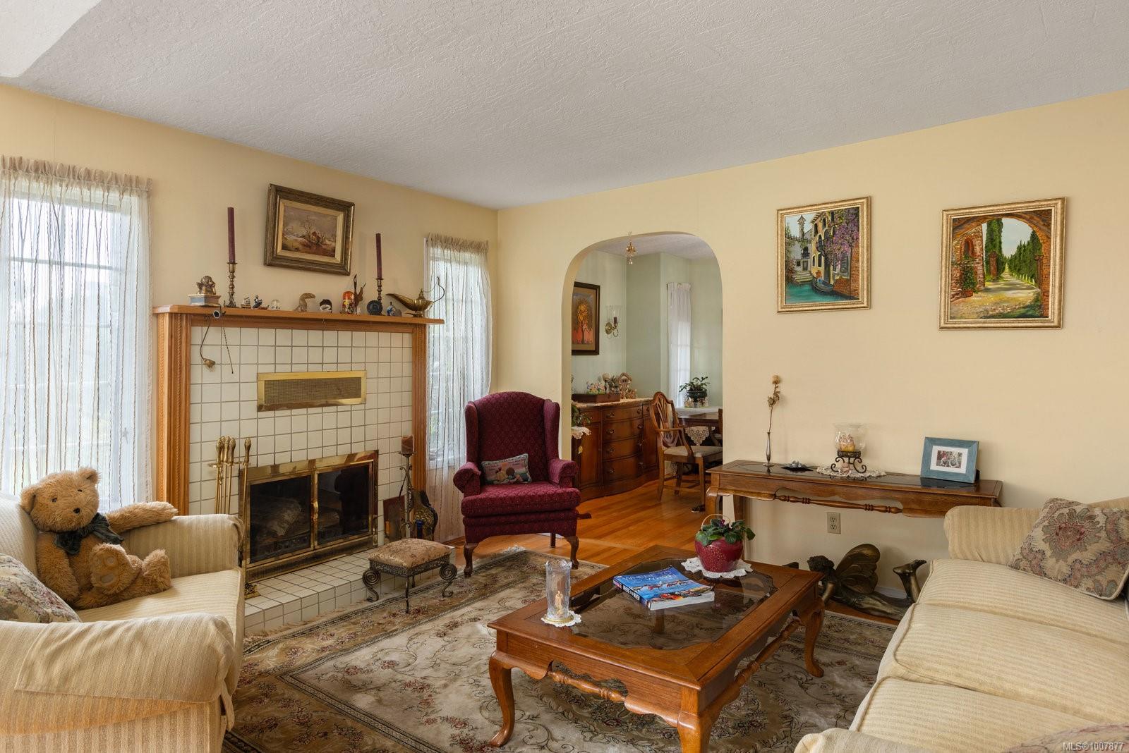 2832 Cadboro Bay Rd