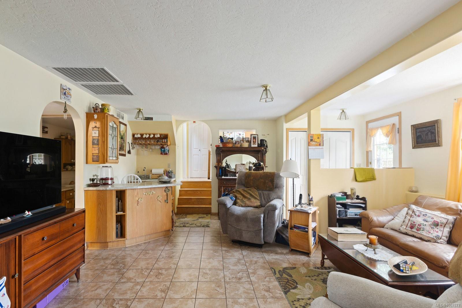 2832 Cadboro Bay Rd
