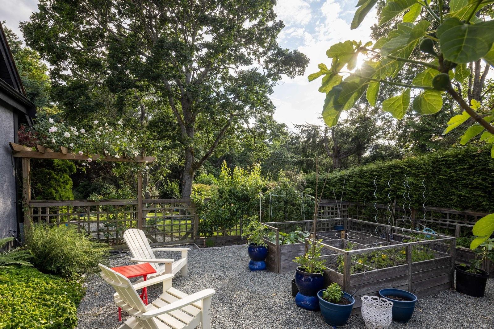 2773 Arbutus Rd