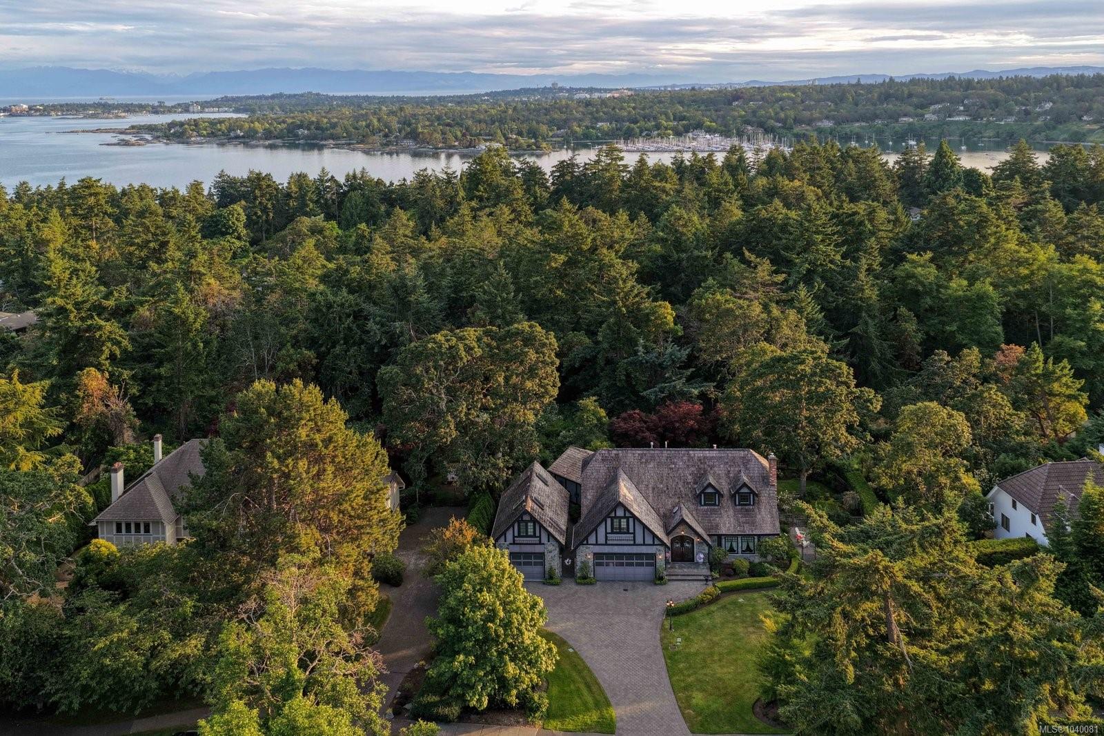 2773 Arbutus Rd