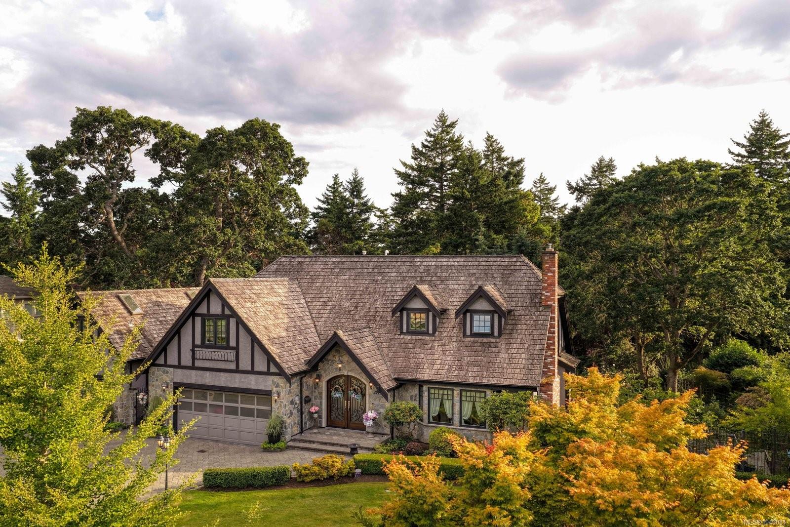 2773 Arbutus Rd