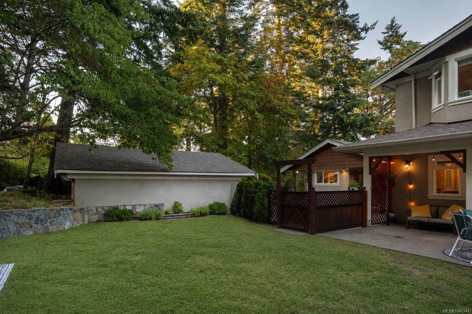 2229 Arbutus Rd E