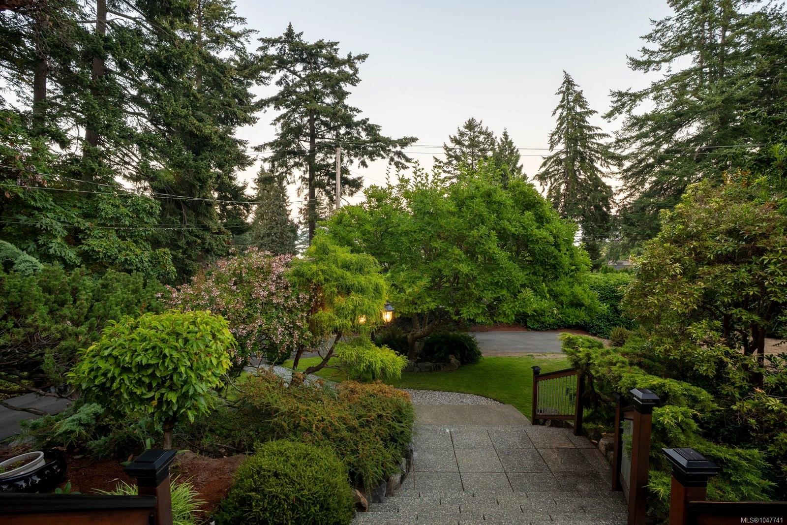 2229 Arbutus Rd E