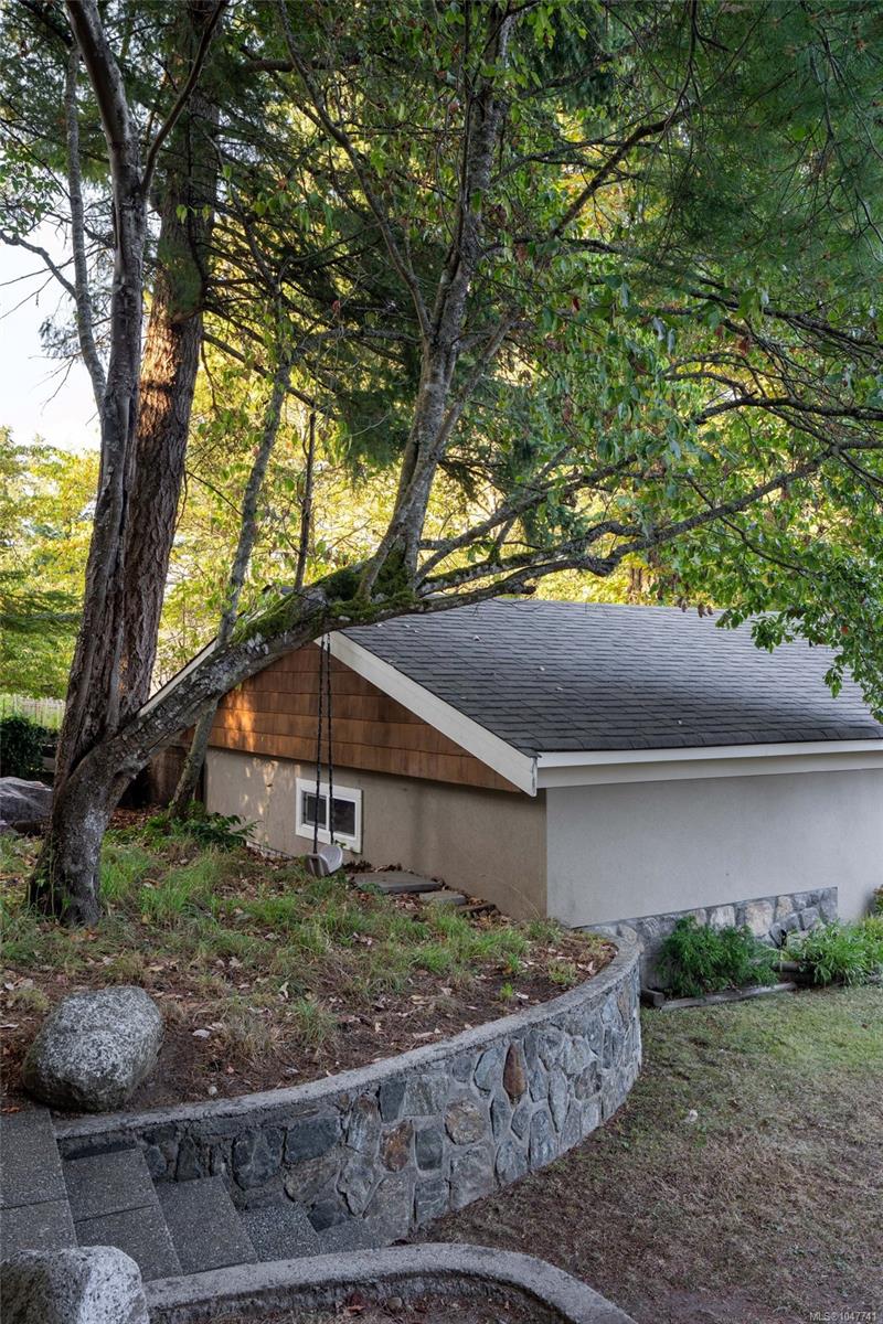 2229 Arbutus Rd E