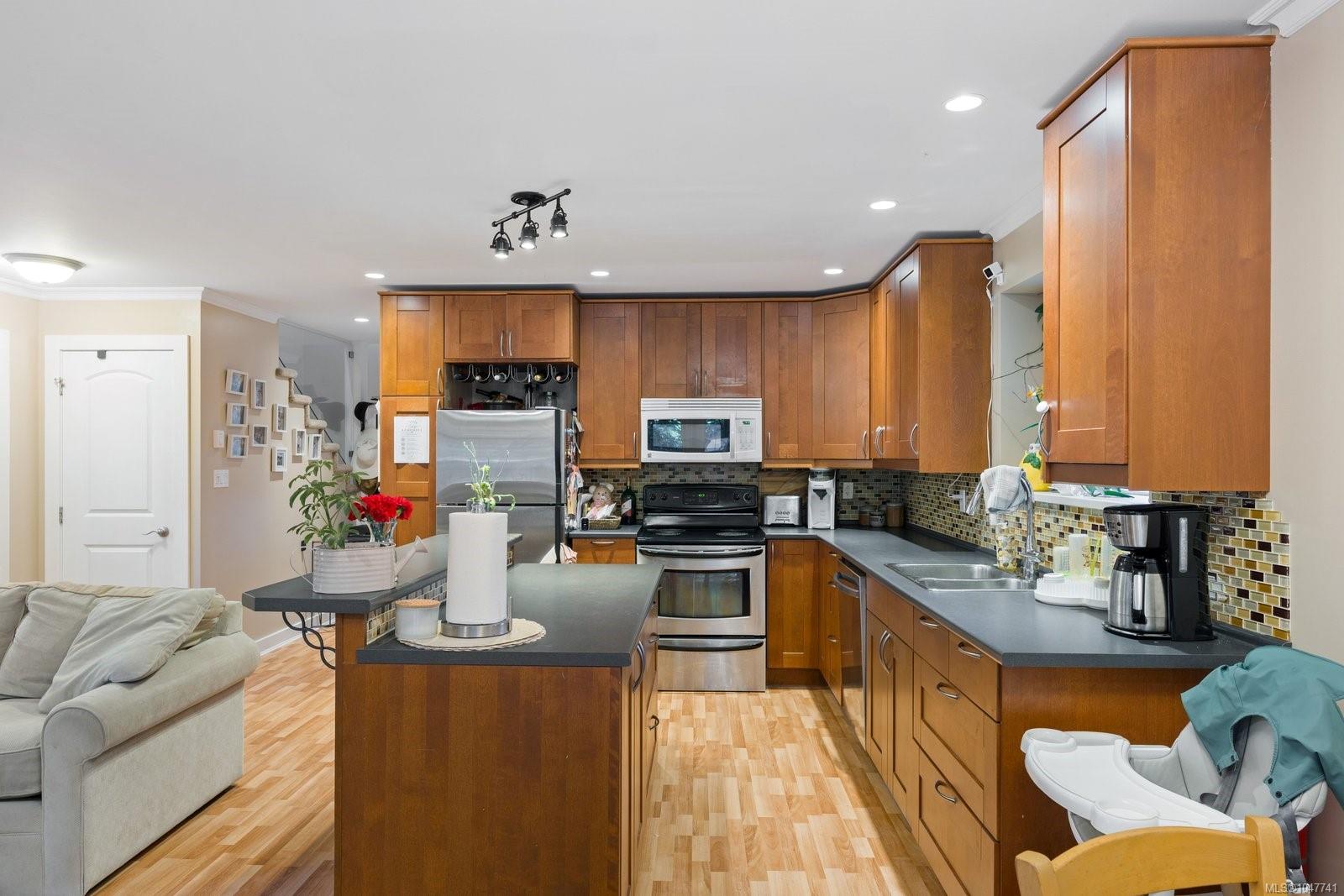 2229 Arbutus Rd E