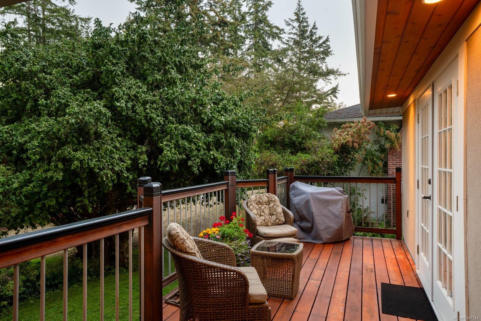 2229 Arbutus Rd E