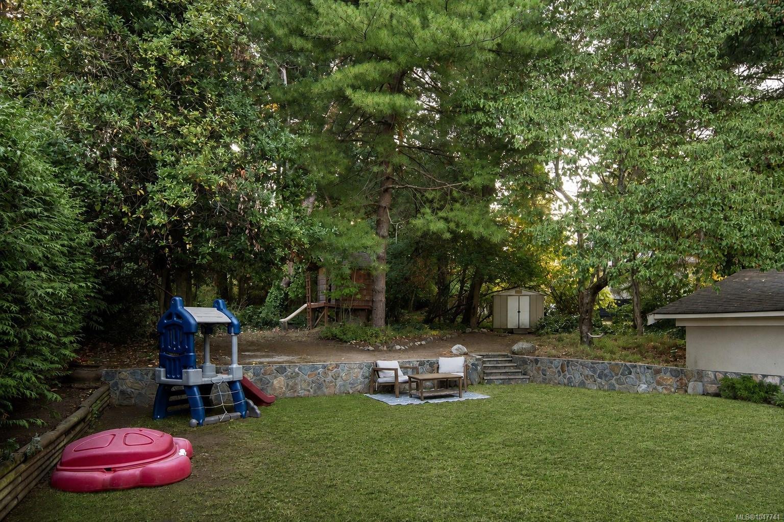2229 Arbutus Rd E